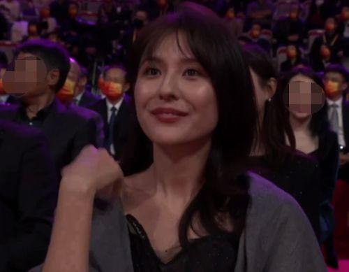 娱乐圈艺人爆料黄瓜特效,黄瓜竟成明星护肤神器,揭秘黄瓜特效背后的秘密 第1张 娱乐圈艺人爆料黄瓜特效,黄瓜竟成明星护肤神器,揭秘黄瓜特效背后的秘密 第1张